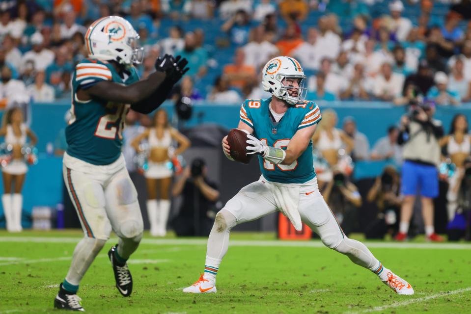 Sep 12, 2024; Miami Gardens, Florida, USA; Miami Dolphins quarterback Skylar Thompson (19) fakes a handoff to running back De'Von Achane (28) during the fourth quarter at Hard Rock Stadium. Mandatory Credit: Sam Navarro-Imagn Images