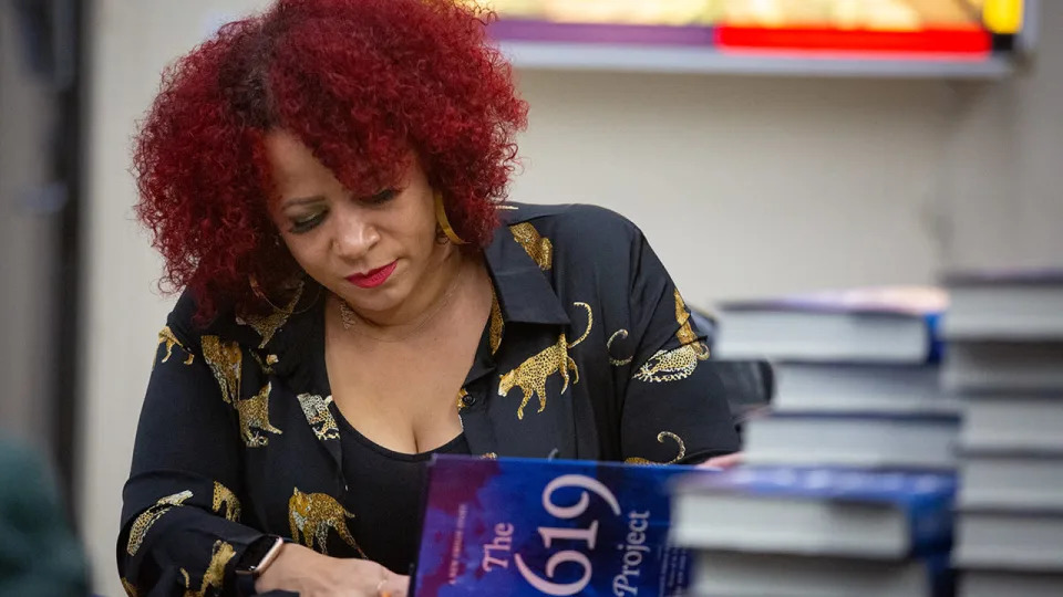 Nikole Hannah-Jones signs books for her supporters before taking the stage to discuss her book, The 1619 Project: A New Origin Story, at an LA Times book club event on Tuesday, Nov. 30, 2021, in Los Angeles, CA. <span class="copyright">Jason Armond / Los Angeles Times via Getty Images</span>