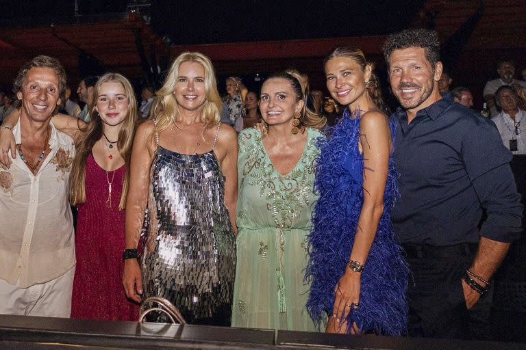 Alejandro Gravier, Taína Gravier, Valeria Mazza, Carla Pereyra y Cholo Simeone junto a la empresaria del mundo del showbusiness y el entertainment, Sandra García Sanjuan, que con más de 20 años de experiencia consiguió fusionar el mundo de los celebrities, el glamour y la magia con la música