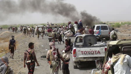 Fighters loyal to Yemen's President Abd-Rabbu Mansour Hadi gather on a road leading to the al-Anad military and air base in the country's southern province of Lahej August 3, 2015. REUTERS/Stringer