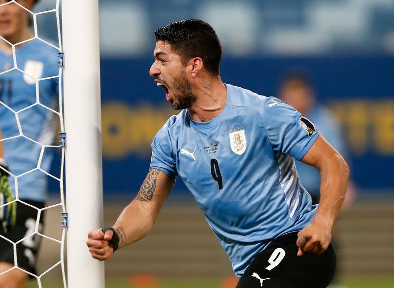 Luis Suárez celebra el gol del empate entre Uruguay y Chile por la Copa América