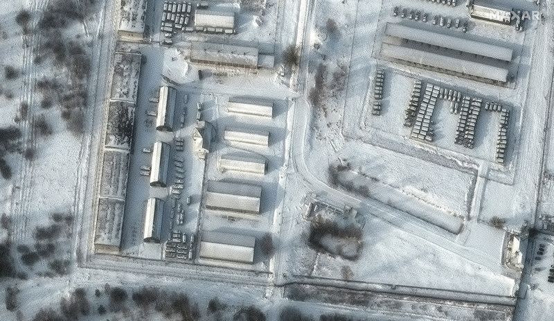 FOTO DE ARCHIVO. Una imagen satelital muestra equipos y camiones militares en un centro de almacenamiento de Klimovo, Rusia. Enero 19, 2022.