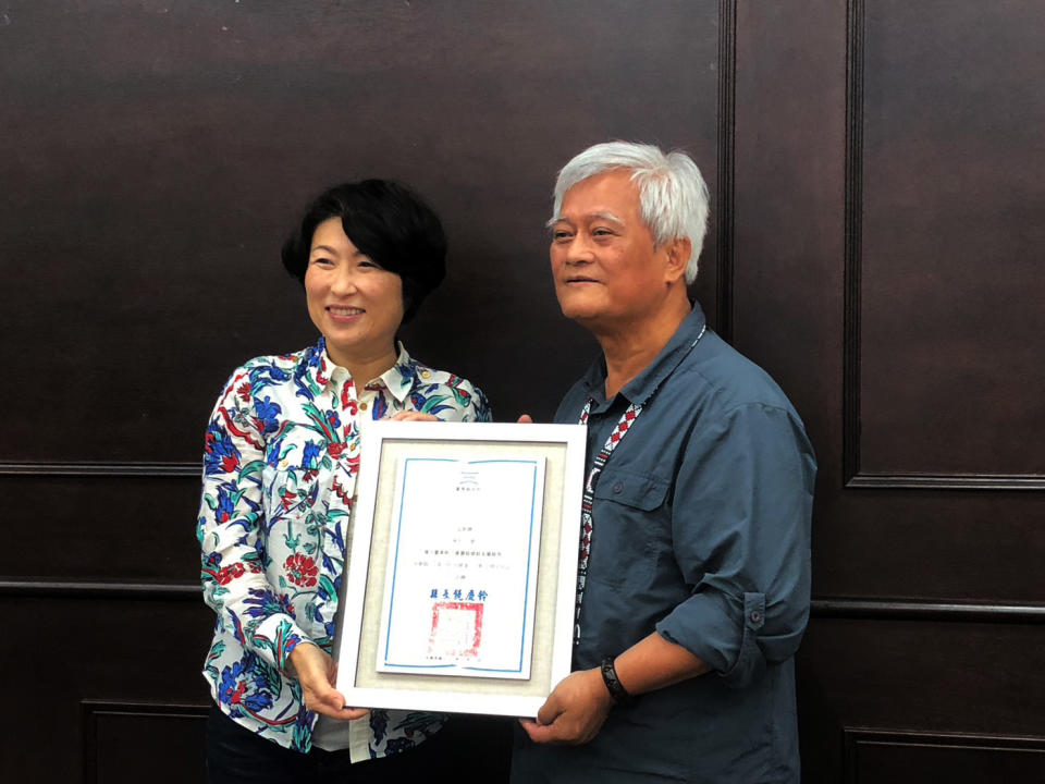 前監察院副院長孫大川獲聘擔任台東縣立圖書館總館名譽館長，縣長饒慶鈴頒證書。（記者鄭錦晴攝）