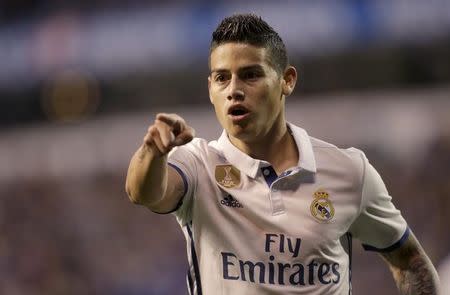 Foto del miércoles del centrocampista del Real Madrid James Rodríguez celebra tras marcar ante Deportivo La Coruña. 26/04/17 Lionel Messi y James Rodríguez marcaron un doblete cada uno el miércoles para ayudar a que Barcelona y Real Madrid golearan y se mantuvieran en una lucha mano a mano por el liderato de la liga española de fútbol. REUTERS/Miguel Vidal