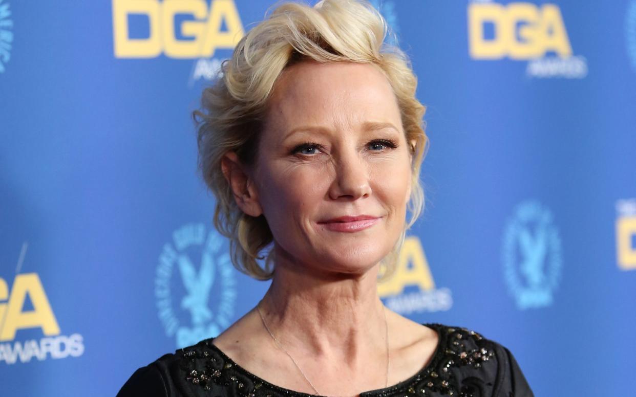 Nach ihrem tragischen Autounfall liegt Anne Heche im Koma. Nun äußerte sich ihr Team und ihre Familie über den gesundheitlichen Zustand der Schauspielerin. (Bild: 2022 Getty Images/Jesse Grant)