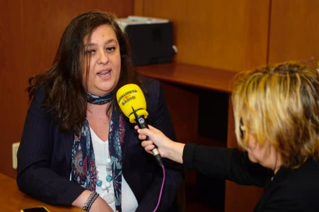 Elena Fort atendiendo a la prensa. Foto: Facebook @JxCatalunya