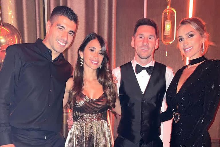 Lionel Messi y Antonela Rocuzzo junto a Luis Suárez en el festejo por la obtención del séptimo Balón de Oro del argentino