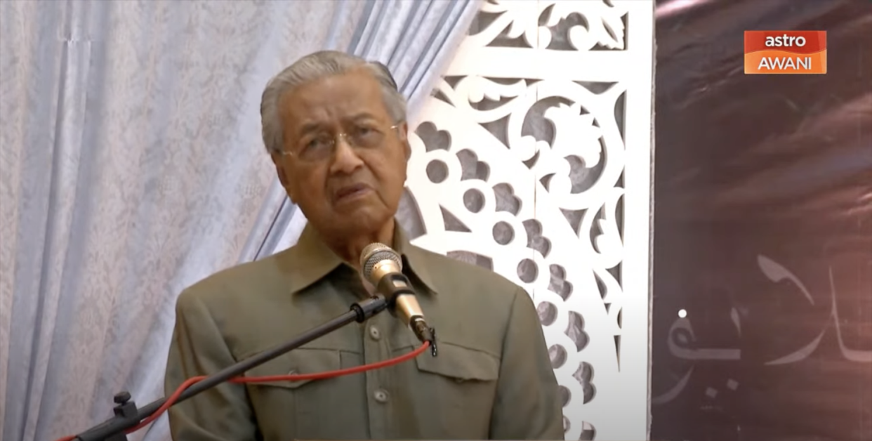 Dr Mahathir Mohamad delivering his speech titled Melayu dan Kelangsungan Bangsa (Malays and National Continuity) at the event Aku Melayu: Survival Bermula (I'm Malay: Survival Begins) on Sunday 19 June 2022. The event was organised by Kongres Survival Melayu (Congress for Malay Survival), a grouping of several NGOs. (PHOTO: YOUTUBE SCREENCAP/ASTRO AWANI)