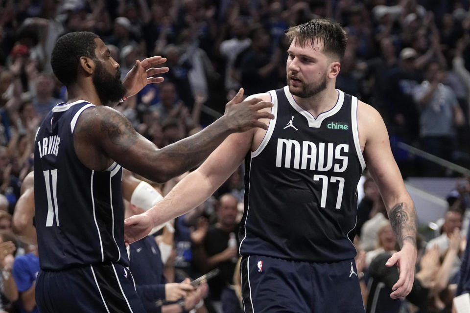 El base de los Mavericks de Dallas, Kyrie Irving (11) celebra junto a su compañero Luka Doncic (77). Los Mavericks llegarían a sus primeras Finales desde que el esloveno llegó al equipo. (AP Foto/Tony Gutierrez)