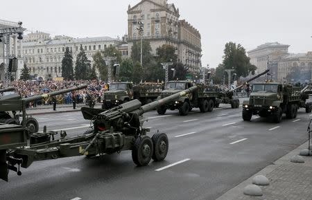 Military vehicles with howitzers drive during Ukraine's Independence Day military parade in central Kiev, Ukraine, August 24, 2016. REUTERS/Gleb Garanich