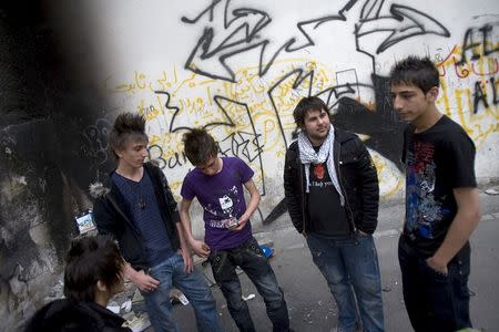 Iranian men gather at a park in central Tehran, in this April 24, 2009 file photo. REUTERS/Morteza Nikoubazl/Files