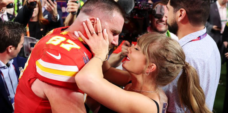 travis kelce kisses taylor swift