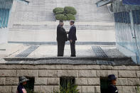 <p>Ein Banner zeigt den nordkoreanischen Präsidenten Kim Jong-un und den südkoreanischen Amtsinhaber Moon Jae-in bei ihrem letzten historischen Aufeinandertreffen. Die nächste, diesmal dreitägige Begegnung der beiden Staatsoberhäupter in Pjöngjang steht kurz bevor. (Bild: Chung Sung-Jun/Getty Images) </p>