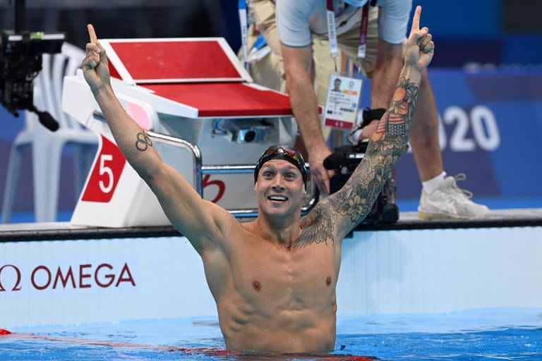 Caeleb Dressel celebra: la gloria olímpica, por fin, se puso de su lado en la gran carrera.