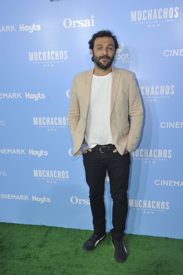  Jesús Braceras, el director del documental, eligió un jean negro, una remera blanca y un saco color beige. En los pies se sumó a la tendencia de las zapatillas