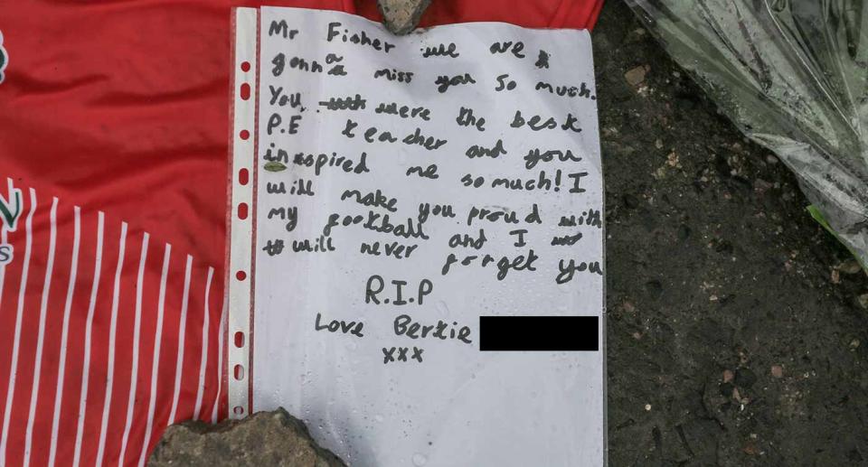 A former pupil paid tribute to Cody Fisher in this note outside the nightclub. (SWNS)