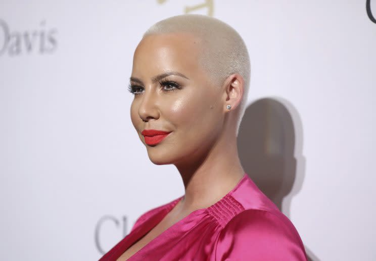 Der blonde Buzzcut ist das Markenzeichen von Amber Rose