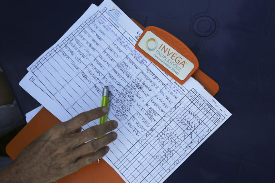 En esta foto del 19 de febrero de 2019, una lista muestra los nombres de varios voluntarios para ingresar ayuda humanitaria durante una reunión de reclutamiento en una plaza de Caracas, Venezuela. (AP Foto/Fernando Llano)