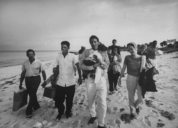 Refugiados cubanos en la isla de Cayo Sal esperando que la Guardia Costera de Estados Unidos los llevara a Florida en 1962. Lynn Pelham/Getty Images