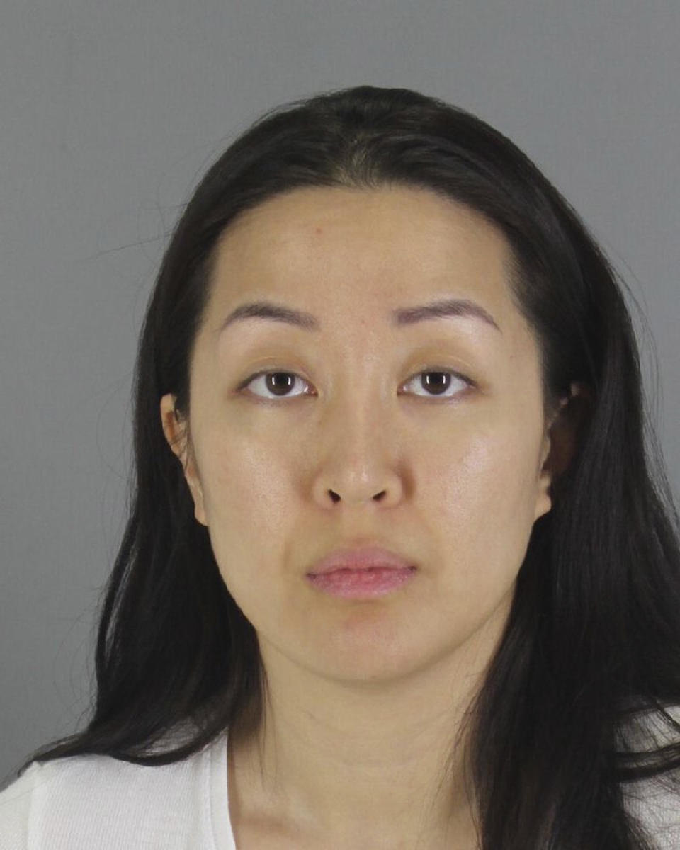 En esta imagen sin fecha, proporcionada la oficina del sheriff del condado de San Mateo, muestra a Tiffany Li. Con la ayuda de familiares adinerados y amigos en China, esta madre del norte de California acusada de matar al padre de sus dos hijos presentará una fianza de 35 millones de dólares para salir de la cárcel mientras no se abre juicio. (Oficina del sheriff del condado de San Mateo via AP)