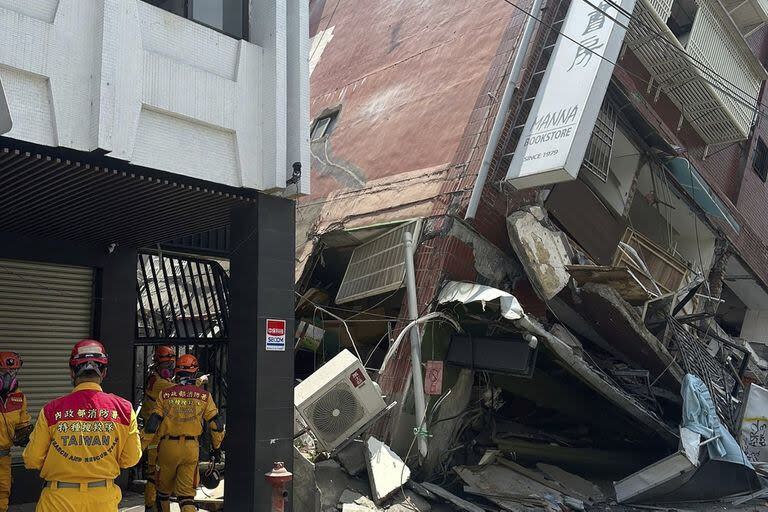 Bomberos en zonas dañadas