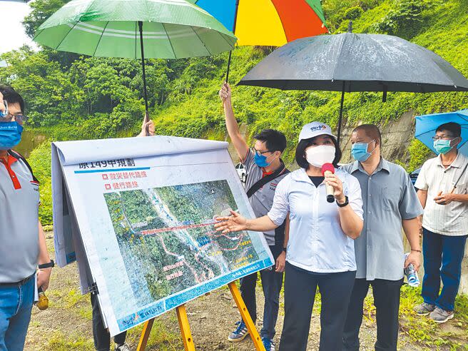 交通部公路總局人員2日到清水溪鋼橋預定位址現勘，雲林縣長張麗善（右三）親自上山說明。（周麗蘭攝）