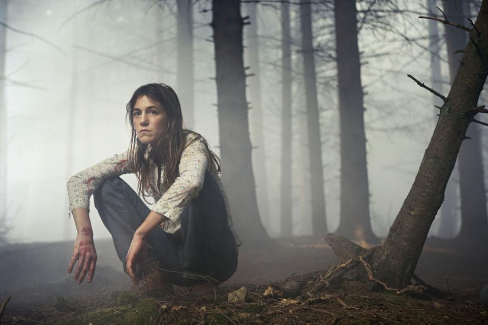 Eine Zumutung war auch Lars Von Triers Psycho-Horror "Antichrist" (2009). Mit Charlotte Gainsbourg (Bild) und Willem Dafoe erzählt der dänische Skandal-Filmemacher die verstörende Geschichte von einem Paar, das im Wald zu sich finden möchte und dabei tiefe, persönliche Abgründe entdeckt. Egal ob beim Schnitt, bei der Musik oder den unbarmherzig schockierenden Bildern: "Antichrist" entzieht sich bewusst allen gängigen Horror-Konventionen. (Bild: MFA+ / Christian Geisnaes)