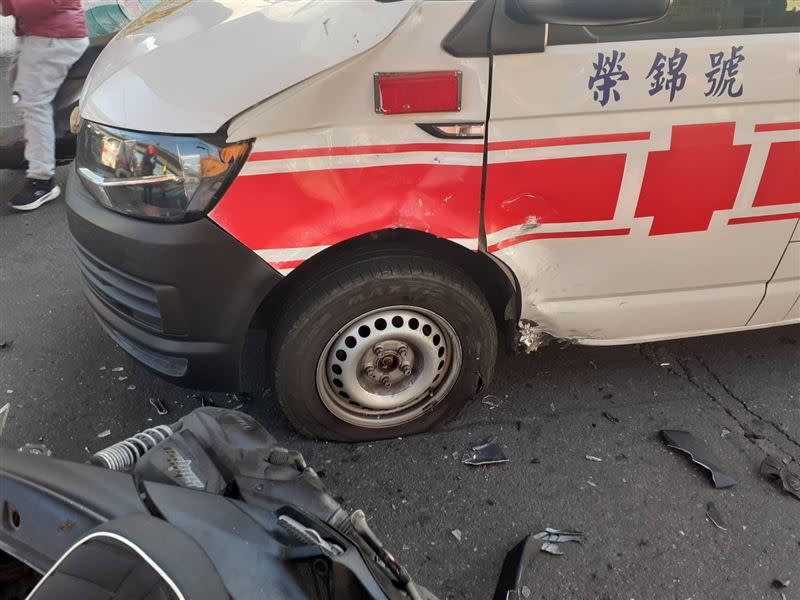 救護車在路口遭機車撞上。（圖／翻攝畫面）