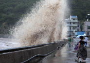 <p>Super-Taifun Maria nähert sich der chinesischen Küste. Mit bis zu 240 Stundenkilometern bewegt dieser sich über den Pazifik auf das Festland zu. Schaulustige in Taizhou schießen von dem Naturereignis Erinnerungsfotos. (Bild: Reuters) </p>