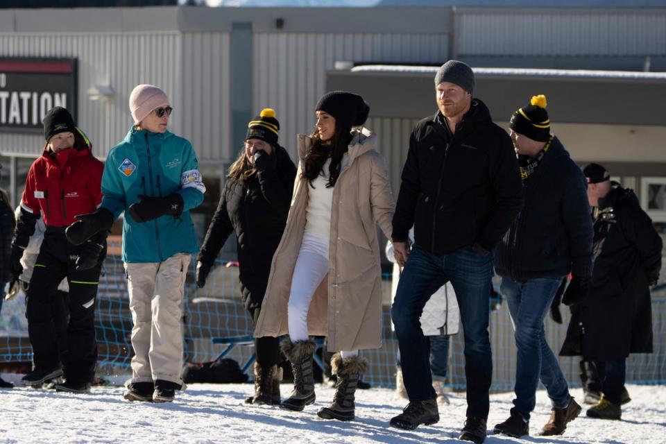 Meghan Markle y el príncipe Harry, asisten al campo de entrenamiento de los Juegos Invictus en Whistler, Canadá, el miércoles 14 de febrero de 2024 (Ethan Cairns/The Canadian Press vía AP)