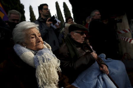 Ascension Mendieta (L), daughter of Timoteo Mendieta, who was shot in 1939, attends the exhumation of her father's remains at Guadalajara's cemetery, Spain, January 19, 2016. REUTERS/Juan Medina