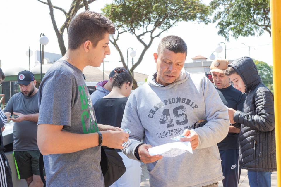 Coleccionistas brasileños intercambian sus cromos repetidos del Mundial de Fútbol de 2022 en una plaza de Apucarana, Brasil. <a href="https://www.shutterstock.com/es/image-photo/apucarana-brazil-0409-parents-children-passionate-2197804771" rel="nofollow noopener" target="_blank" data-ylk="slk:Shutterstock / Jair Ferreira Belafacce;elm:context_link;itc:0;sec:content-canvas" class="link ">Shutterstock / Jair Ferreira Belafacce</a>