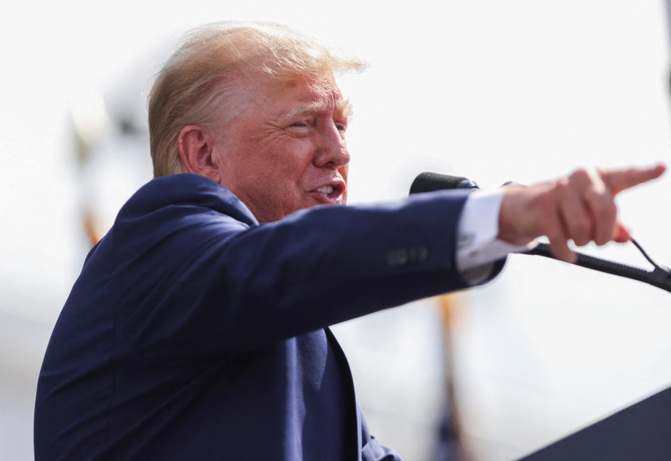 El ex presidente estadounidense y candidato presidencial republicano Donald Trump habla durante un evento de campaña electoral presidencial de 2024 en Sportsman Boats en Summerville, Carolina del Sur, EE.UU., el 25 de septiembre de 2023. REUTERS/Sam Wolfe