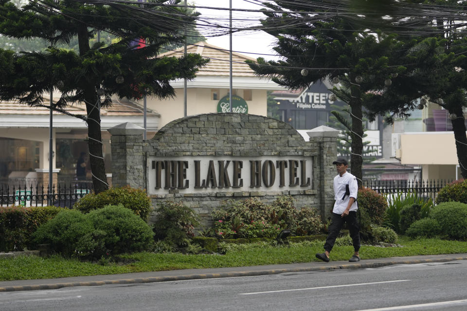 Un hombre camina ante el Lake Hotel en la ciudad de Tagaytay, al sur de Manila, Filipinas, el jueves 11 de julio de 2024. (AP Foto/Aaron Favila)