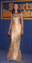 <p>Das "Sports Illustrated"-Cover verhalf Heidi Klum 1998 zu ihrem Durchbruch. In knapper Bademode machte sie auf dem Titelbild der Zeitschrift eine ebenso gute Figur wie in diesem körpernahen, goldfarbenem Kleid.</p> 