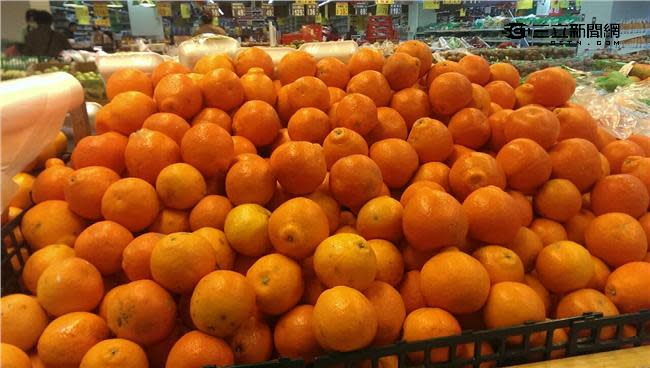 中國男子日前出差購買了一箱橘子，到機場時卻被告知「橘子要另收托運費」。（示意圖／翻攝自資料畫面）