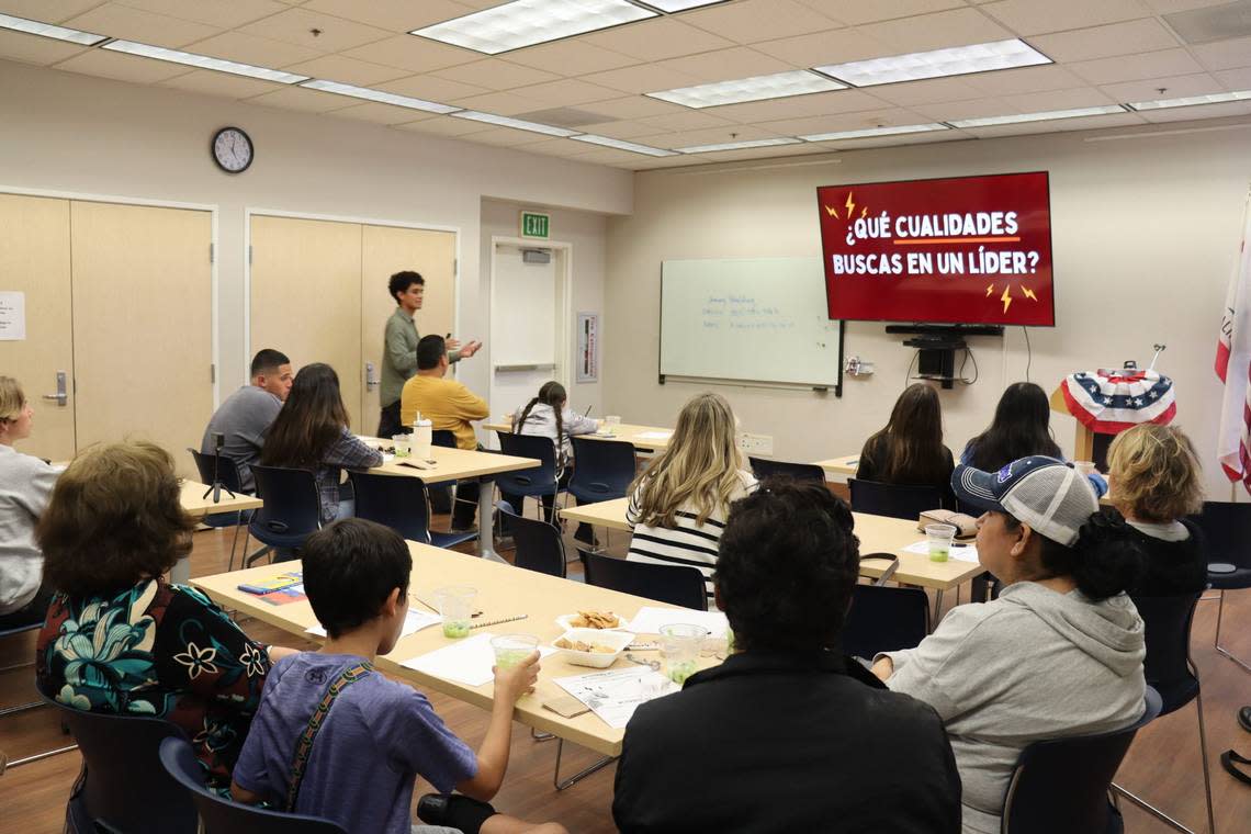 Darius Rogness leads a voter information and empowerment workshop for Spanish-speakers at the Nipomo library on Sept. 11, 2024. The question on the screen translates to “What qualities do you look for in a leader?” Two events have been held so far in Atascadero and Nipomo and four more are planned over the coming weeks in San Miguel, Cambria, Oceano and San Luis Obispo.