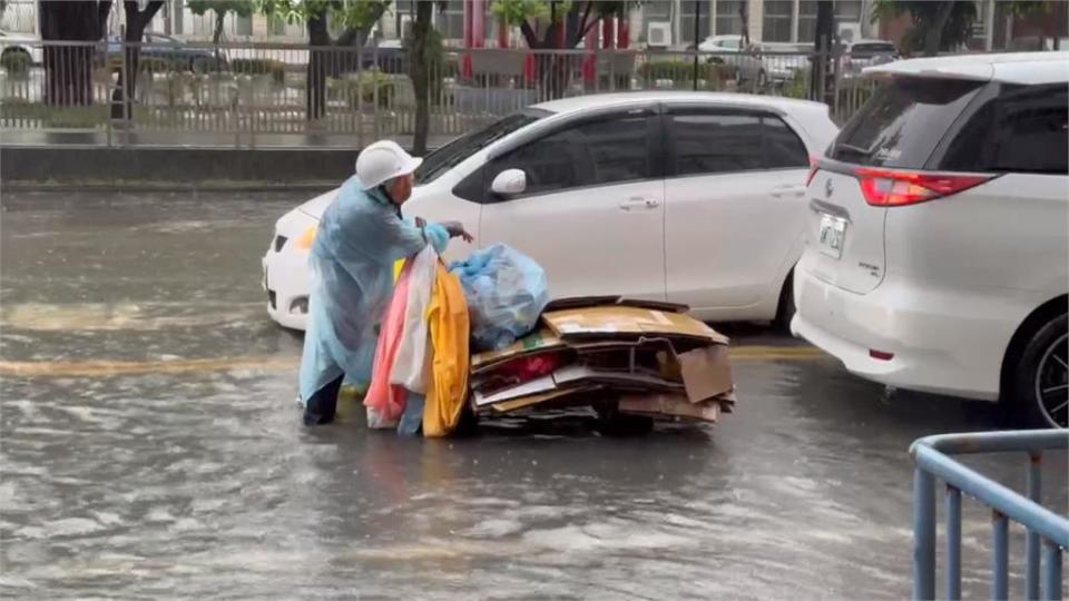 雨炸高雄！水上摩托車油門猛催　九如北上匝道一度積水封閉！本館路變本館河