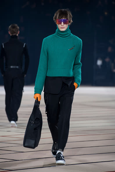 <p>Hazlo con un sweater de cuello de tortuga en verde, uno de los colores que combina bien con el otoño. Mira éste diseño de la casa Dior, mismo que llega hasta la cintura y crea un efecto visual de pirámide invertida. <em>Foto: Pascal Le Segretain/Getty Images </em> </p>