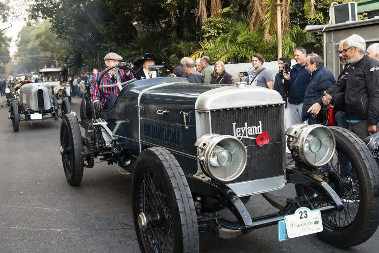 Joyas mecánicas como este Leyland, conductores con ropa de época y una competencia que recrea aquella primera carrera en ruta abierta entre Recoleta y Tigre, realizada en diciembre de 1906.