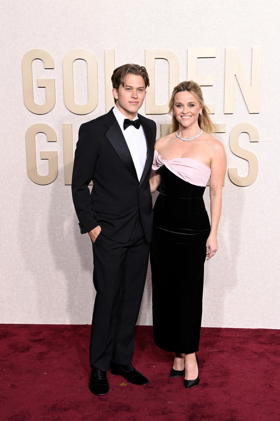 Witherspoon hit the Golden Globes red carpet alongside son Deacon Phillippe. (Image via Getty Images)