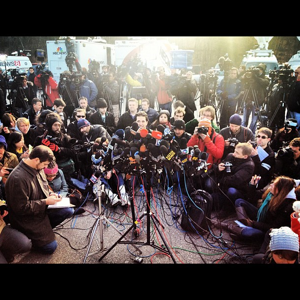 Esperando una conferencia de prensa en Newtown. (Dylan Stableford/Yahoo! News)