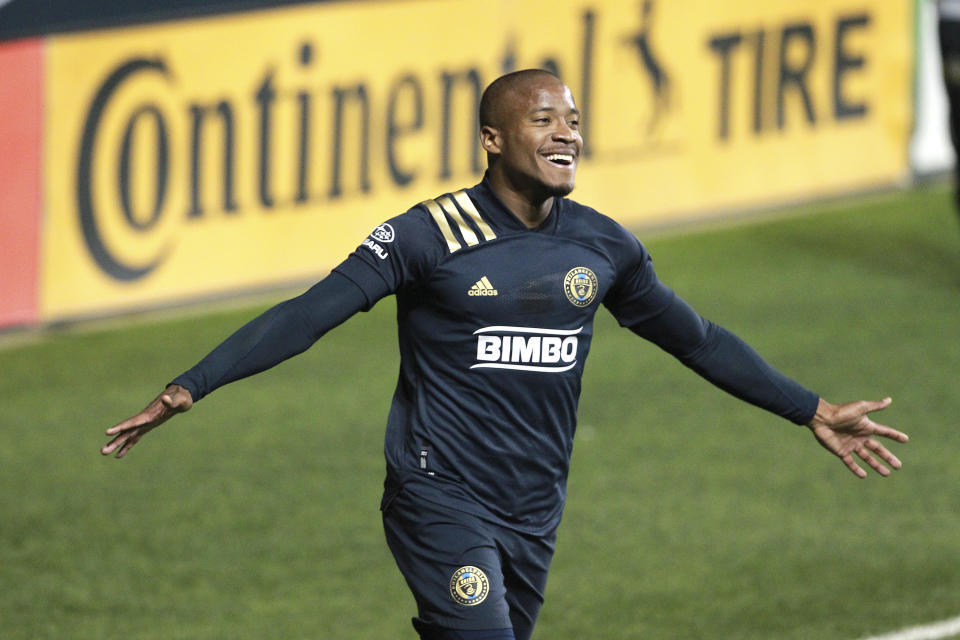 Sergio Santos, del Union de Filadelfia, celebra luego de anotar ante el Toronto FC en la primera mitad del juego del sábado 24 de octubre de 2020, en Chester, Pensilvania. (Charles Fox/The Philadelphia Inquirer via AP)