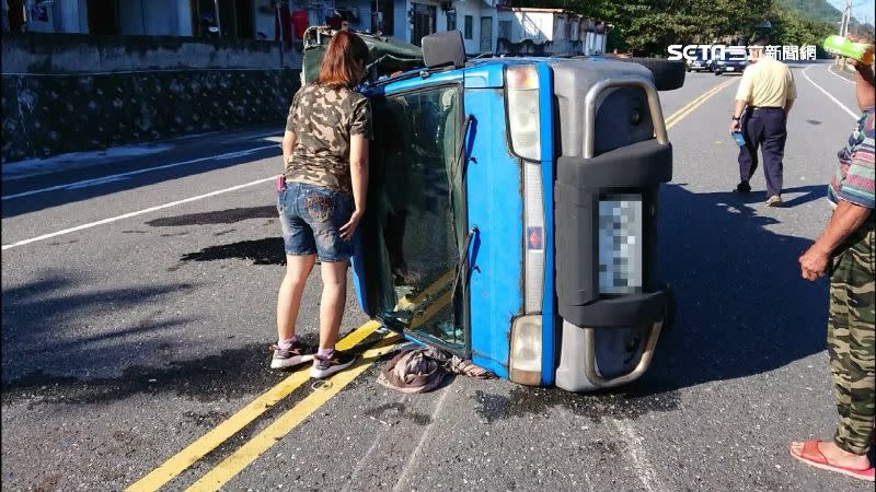 小貨車被撞上後，90度翻覆，地上有明顯的刮地痕跡。