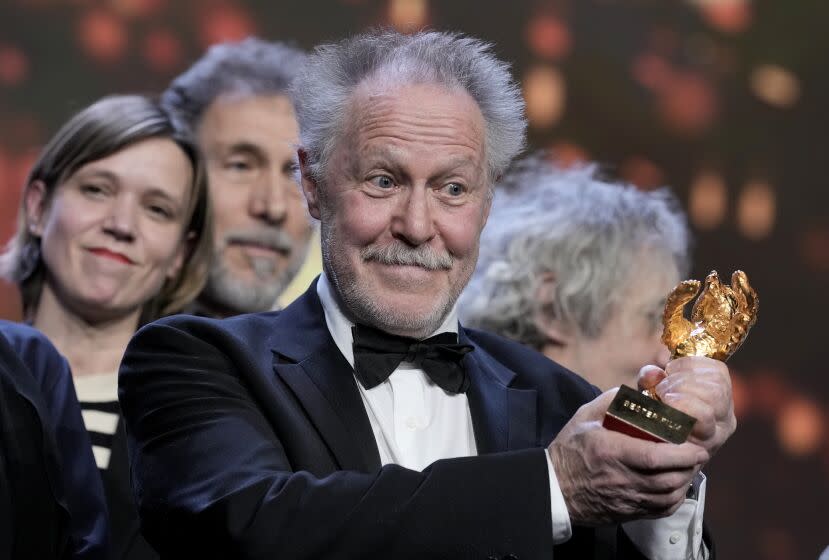 Nicolas Philibert, director del documental "Sur lAdamant", recibe el Oso de Oro a la Mejor Película durante la ceremonia de entrega de premios del Festival Internacional de Cine Berlinale.