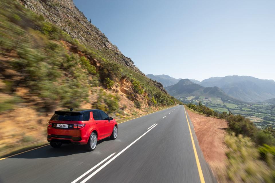 <p>A camera system under the Discovery Sport gives a 180-degree view of precarious terrain or dangerous curbs.</p>