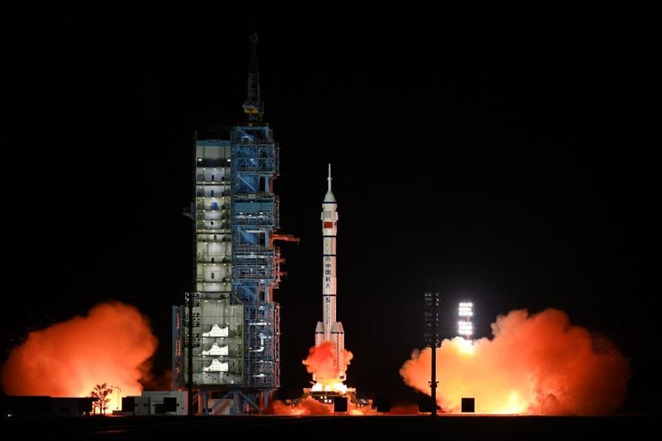 Une fusée porteuse Longue Marche-2F, transportant le vaisseau spatial Shenzhou-15 avec trois astronautes vers la station spatiale chinoise Tiangong, décolle du Centre de lancement de satellites de Jiuquan, dans la province du Gansu (nord-ouest de la Chine), le 29 novembre 2022. - CNS / AFP