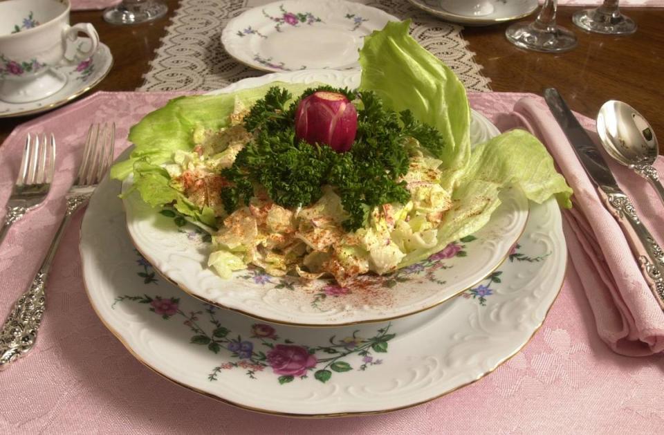 La ensalada de ajo era un plato popular en Doc's Steak House y en varios otros clubes de cena locales.