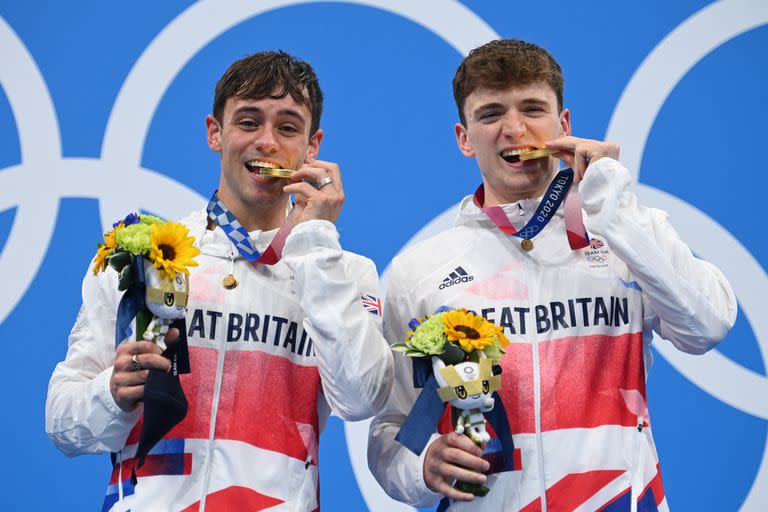 Los medallistas de oro, el británico Thomas Daley (izq.) Y el británico Matty Lee, posan con sus medallas después de ganar el evento final masculino de clavados sincronizados de plataforma de 10 metros durante los Juegos Olímpicos de Tokio 2020 en el Centro Acuático de Tokio en Tokio el 26 de julio de 2021