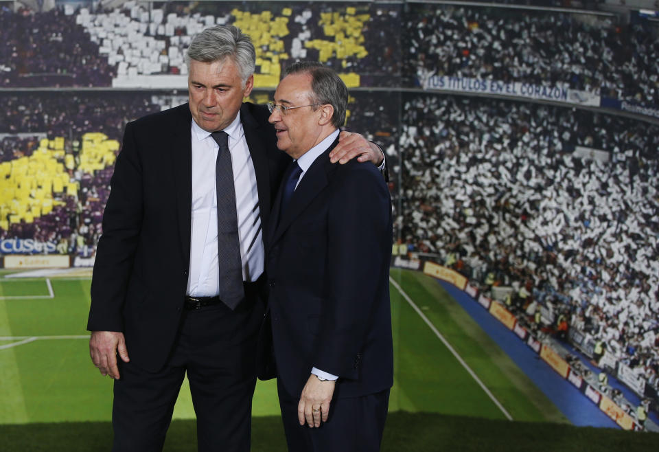 Carlo Ancelotti abraza a Florentino el día de su presentación como entrenador del Real Madrid antes de iniciar su primera etapa en el banquillo blanco en 2013. (Foto: Susana Vera / Reuters).